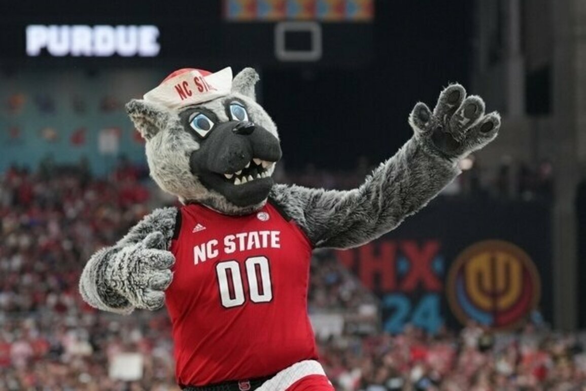 Women's Top 25 roundup: No. 10 NC State edges Miami late