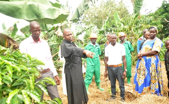Dayirekita wa Caritas e Kasana Fr. Muheesa ng'alambuza abalimi ebirimibwa ku ttendekero lya Klezia e Mulingiomu mu Nakaseke. Dayirekita wa Caritas e Kasana Fr. Muheesa ng'alambuza abalimi ebirimibwa ku ttendekero lya Klezia e Mulingiomu mu Nakaseke.