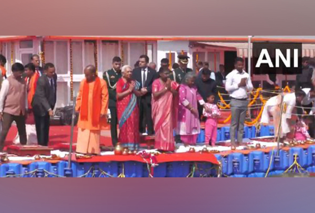 President Murmu offers prayers, performs Ganga Aarti at Prayagraj's Triveni Sangam during Mahakumbh