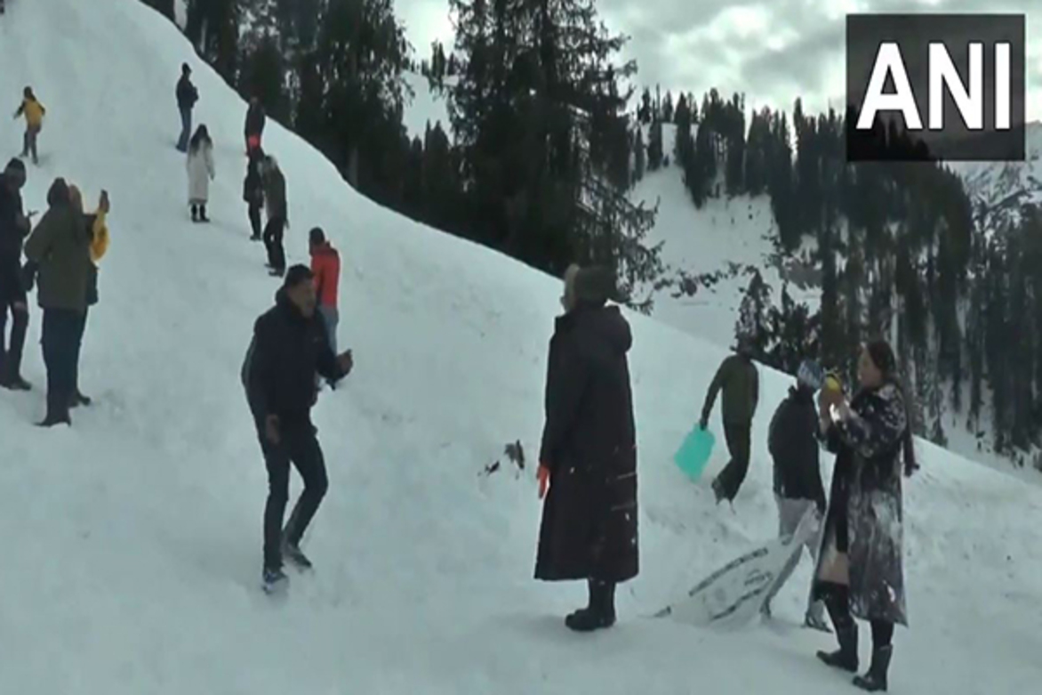 J-K: Tourists flock to Guldanda meadow in Bhaderwah after heavy snowfall