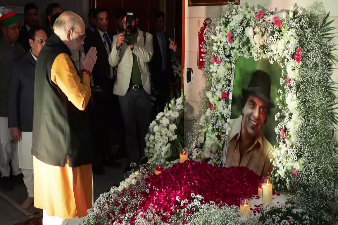 Amit Shah pays floral tribute to Dharmendra at his prayer meet in Delhi