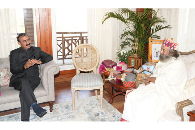 Himachal CM offers prayers with Sri Sri Ravi Shankar at Panjpiri Sheetla Mata Temple