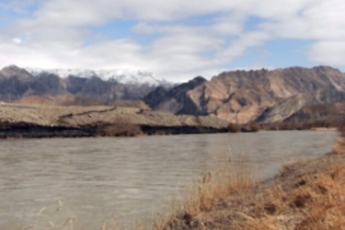 Afghan migrants attempt illegal crossing from Iran