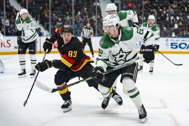 Stars crush Canucks for franchise-record 9th straight win