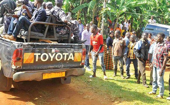 Abakungubazi nga bawereekereza poliisi ebigambo. Abakungubazi nga bawereekereza poliisi ebigambo.