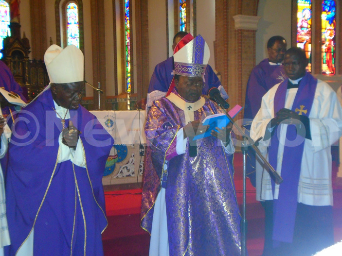  ardinal amala left rchbishop wanga and r piima right lead the commendation prayers for the late ibo