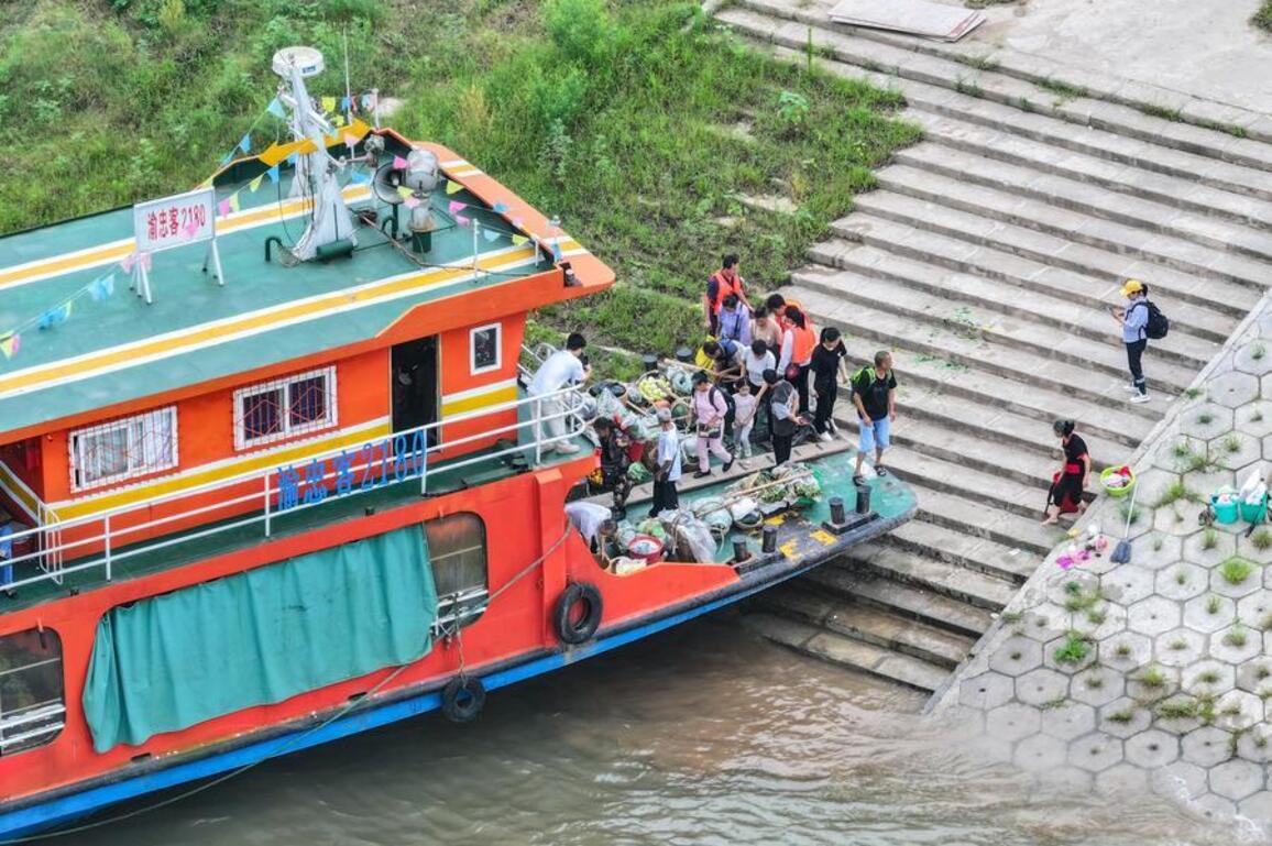 Yangtze's "basket ferry" carrying more than just mountain produce