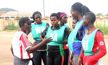 Imelda Nyongesa omutendesi wa She Pearls ttiimu y'eggwanga ey'okubaka eyabatasussa myaka 21 ng'ayogera n'abazannyi be bwe ababadde beegezaamu ne bakulu baabwe aba She Cranes abeetegekera empaka za Africa Uganda z'egenda okutegeka omwezi ogujja. (STEPHEN MAYAMBA) Imelda Nyongesa omutendesi wa She Pearls ttiimu y'eggwanga ey'okubaka eyabatasussa myaka 21 ng'ayogera n'abazannyi be bwe ababadde beegezaamu ne bakulu baabwe aba She Cranes abeetegekera empaka za Africa Uganda z'egenda okutegeka omwezi ogujja. (STEPHEN MAYAMBA)