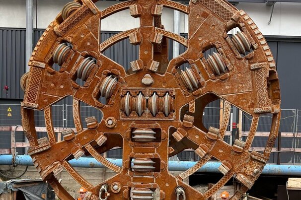 Implenia’s TBM “Candela” being lifted out of the tunnel at the finish line at Umspannwerk Mitte, Berlin