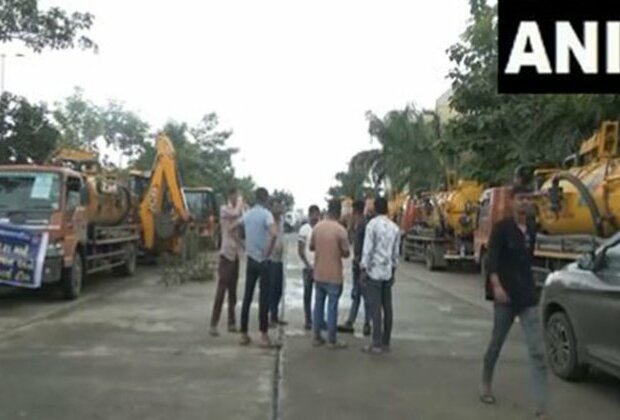 Gujarat : 350 sanitation workers reach Vadodara to clean flood-affected areas