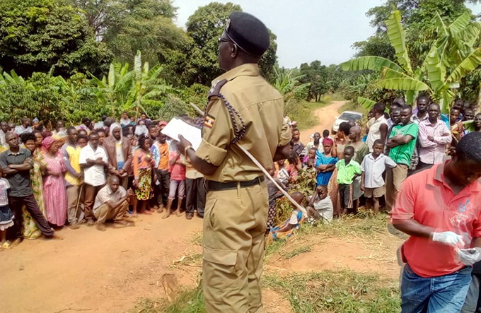  olice liaison officer addressing residents on continued vigilance after the body was discovered hoto by imon asaba