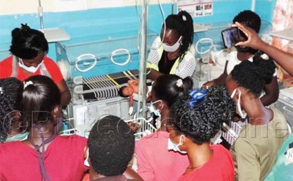 Abasawo nga bassa omwana mu ‘incubator’ Abasawo nga bassa omwana mu ‘incubator’