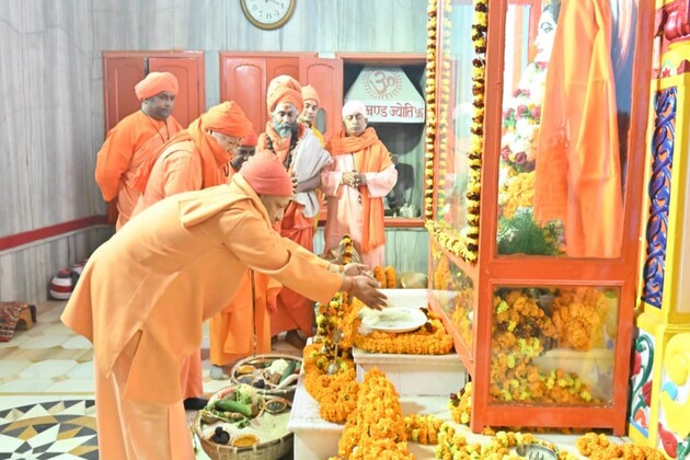 CM Yogi Adityanath extends Makar Sankranti greetings, offers Khichdi to Guru Gorakhnath
