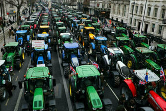 Tractors block central London in massive farmers' protest (VIDEO)