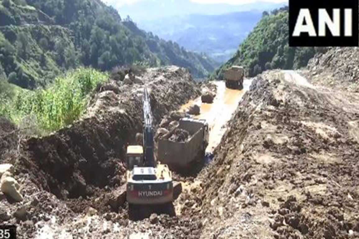 J-K: Heavy rain leaves roads blocked in Kupwara village