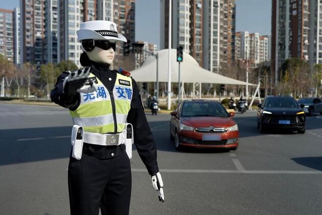 Column: What makes China likelier than the U.S. to win the AI race?