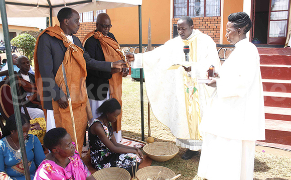 Faaza Robert Ggaliwango ng'akwasa omusika Fred Kavuma (asooka ku kkono) omusaalaba. Faaza Robert Ggaliwango ng'akwasa omusika Fred Kavuma (asooka ku kkono) omusaalaba.