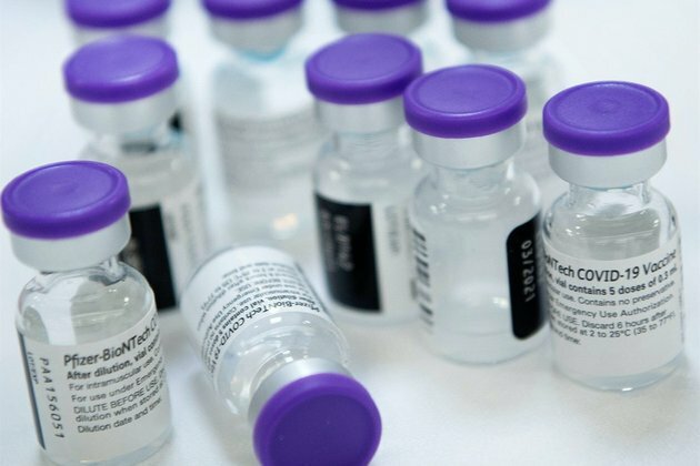 Pregnant women in UK told to have Pfizer or Moderna vaccines
