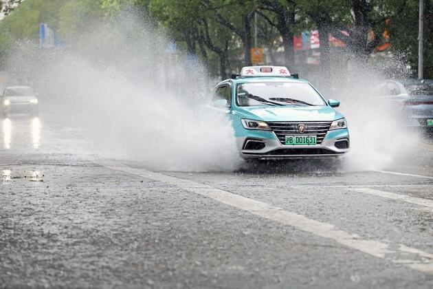 Heavy rain lashes east China as Typhoon Dolphin approaches
