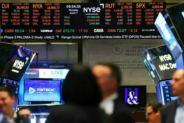US stocks sink again as tariff war heats up
