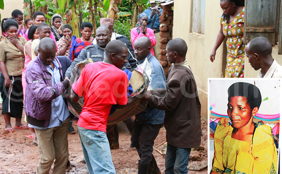 Omulambo gwa Nakkazi (mu katono) nga gutwalibwa mu ddwaaliro. Omulambo gwa Nakkazi (mu katono) nga gutwalibwa mu ddwaaliro.