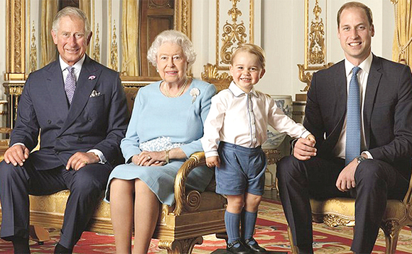 Kkwiini ng’ali ne mutabani we Charles agenda okumuddira mu bigere (ku kkono) ne muzzukulu we William (ku ddyo). Ate owookubiri ku ddyo ye George mutabani wa William. Kkwiini ng’ali ne mutabani we Charles agenda okumuddira mu bigere (ku kkono) ne muzzukulu we William (ku ddyo). Ate owookubiri ku ddyo ye George mutabani wa William.