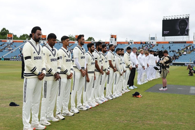 India and England players wear black armbands to pay tribute to Dilip Doshi
