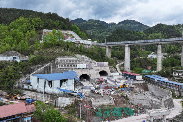 Photo Flash | Four dead, nine injured in southwest China's blast at highway tunnel construction site