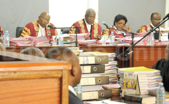 Abalamuzi Stella Alach Amako, Jotham Tumwesigye, Ssaabalamuzi Bart Katureebe, Lydia Mugambe ne Nshimye mu kkooti ku Lwokuna nga bawuliriza looya Masiko, awolereza Pulezidenti Museveni. Abalamuzi Stella Alach Amako, Jotham Tumwesigye, Ssaabalamuzi Bart Katureebe, Lydia Mugambe ne Nshimye mu kkooti ku Lwokuna nga bawuliriza looya Masiko, awolereza Pulezidenti Museveni.