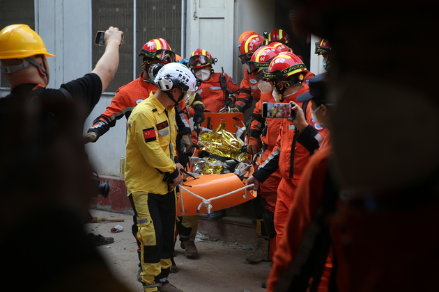 (SpotNews)MYANMAR-MANDALAY-EARTHQUAKE-CHINESE RESCUERS-SURVIVOR