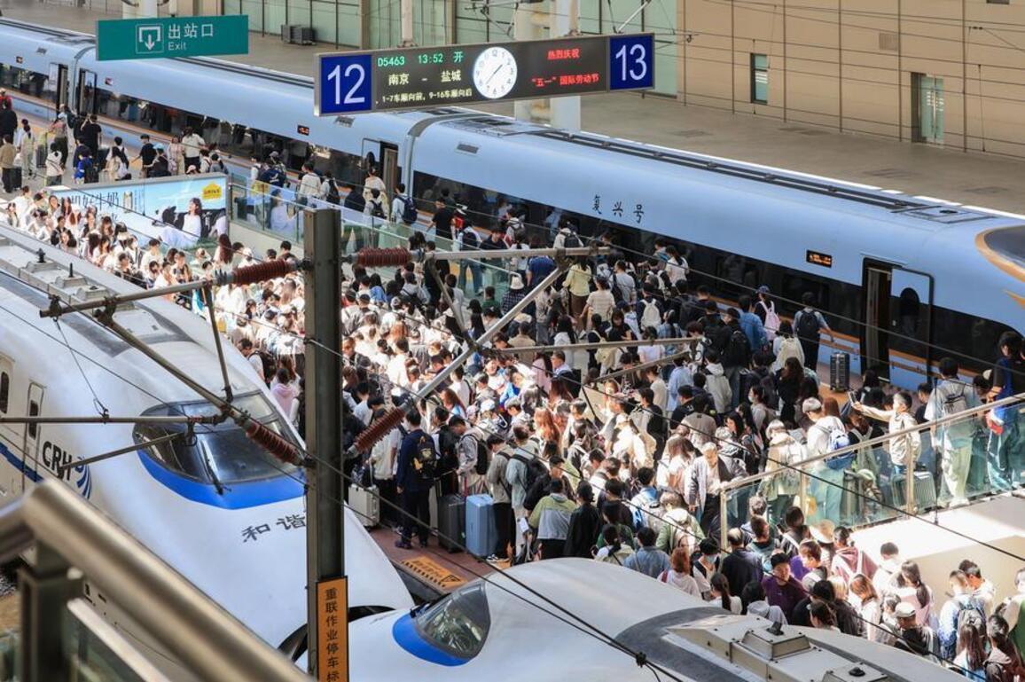 Economy | China logs record high inter-regional passenger trips in May Day holiday