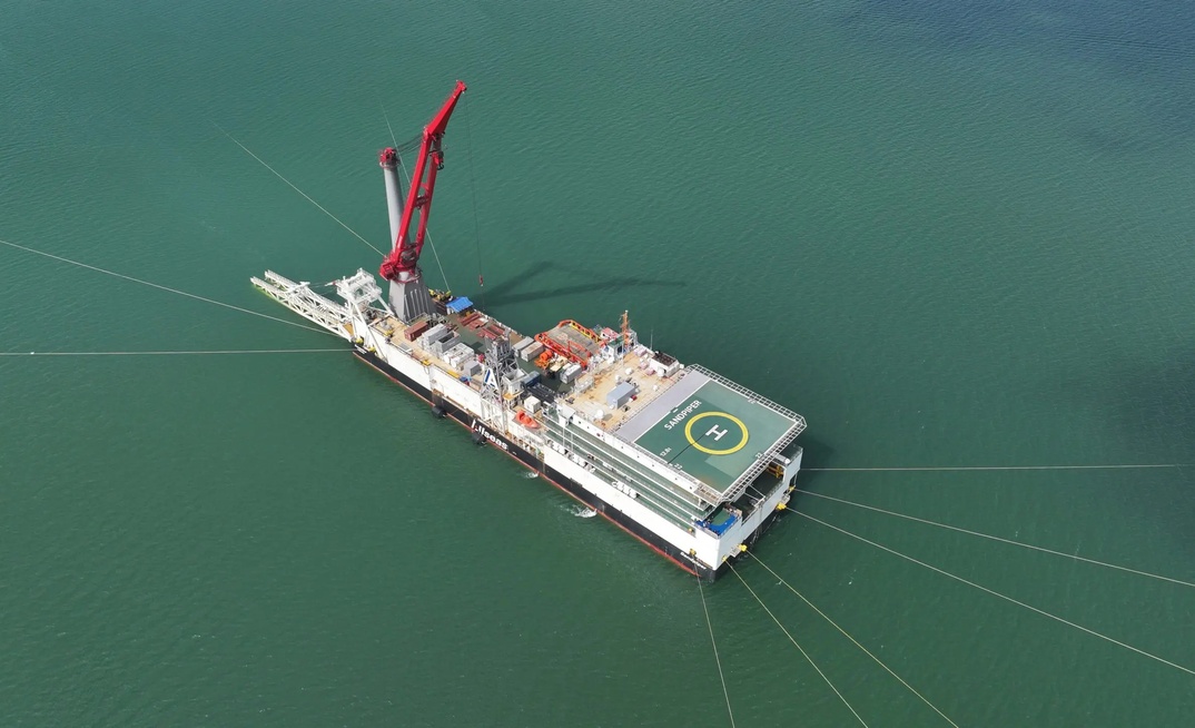 The Allseas shallow-water pipelay barge Sandpiper hascompleted the nearshore construction activities for the Darwin Pipeline Duplication Project (DPD).