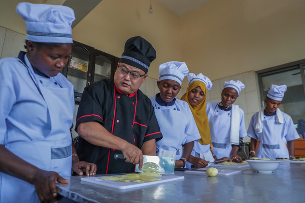 TANZANIA-DAR ES SALAAM-YOUTH-CHINESE CULINARY ART