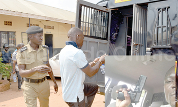 Sobi (mu kifaananyi ku mpingu) nga bamulinnyisa akamotoka ka poliisi okumutwala e Nalufenya. Ku ddyo ng’akutte emmundu. Sobi (mu kifaananyi ku mpingu) nga bamulinnyisa akamotoka ka poliisi okumutwala e Nalufenya. Ku ddyo ng’akutte emmundu.