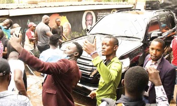 Abantu ku mmotoka ya Bobi. Abantu ku mmotoka ya Bobi.