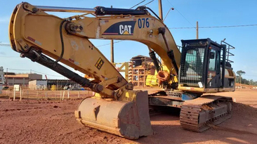 Máquina Cat oferecida em leilão pela Fidens