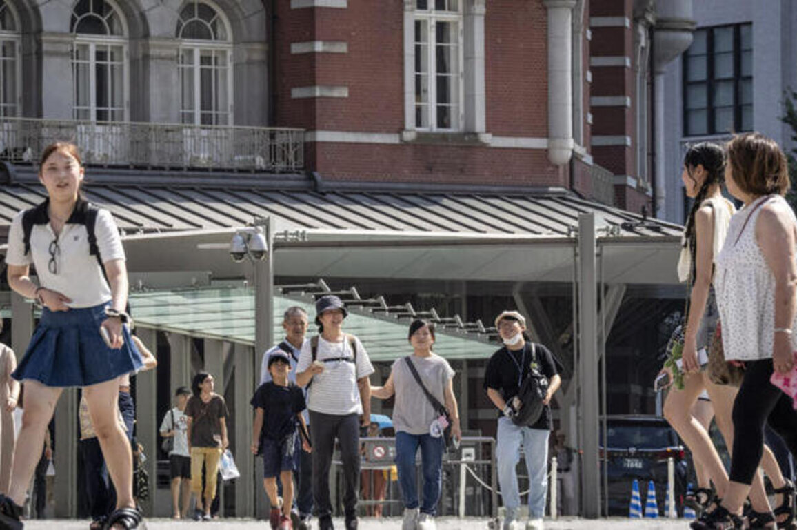 Hot pants: Tokyo government workers swap suits for shorts