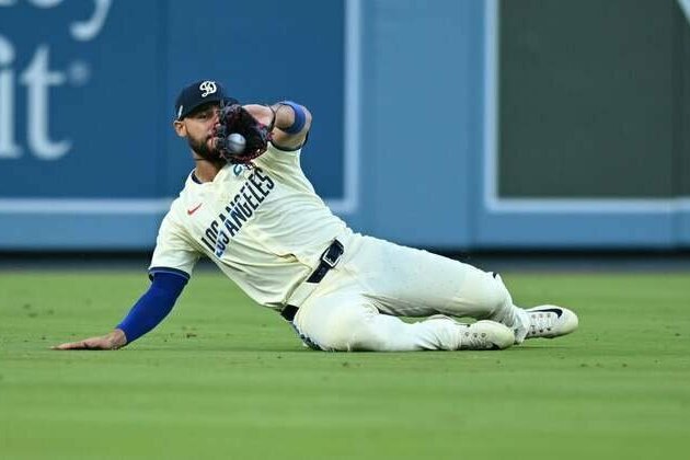 Dodgers take advantage of Padres' mistakes to win again