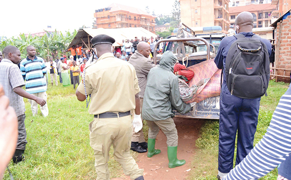 Abaserikale nga bateeka omulambo gw’omukazi ku kabangali ya poliisi. Abaserikale nga bateeka omulambo gw’omukazi ku kabangali ya poliisi.