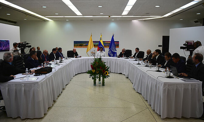 Venezuela govt, mistrustful rivals in crisis talks Venezuela govt, mistrustful rivals in crisis talks