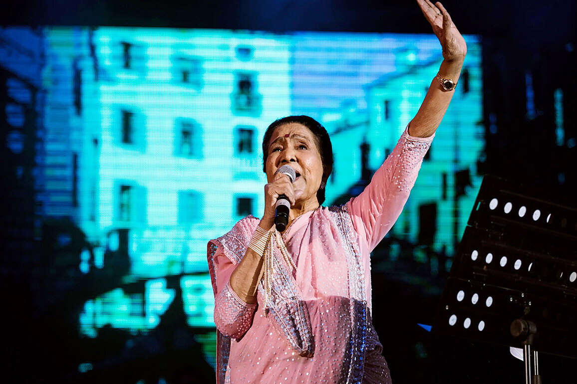"Asha Bhosle will be cremated with full state honours": Maharashtra Minister Shelar