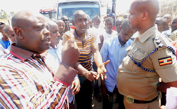 Abasuubuzi nga baliko bye bannyonnyola ofiisa wa poliisi Tukundane e Lukaya Abasuubuzi nga baliko bye bannyonnyola ofiisa wa poliisi Tukundane e Lukaya