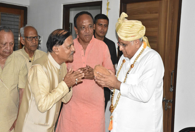 Gujarat CM seeks blessings from Jainacharya Vijay Abhaydevsurishwarji Maharaj at Gandhinagar