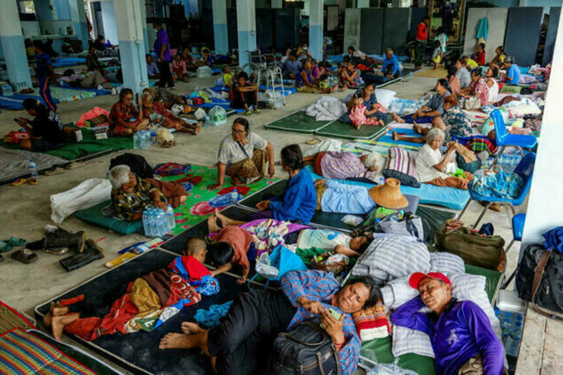 More than 100,000 flee as Thai, Cambodian border clashes escalate