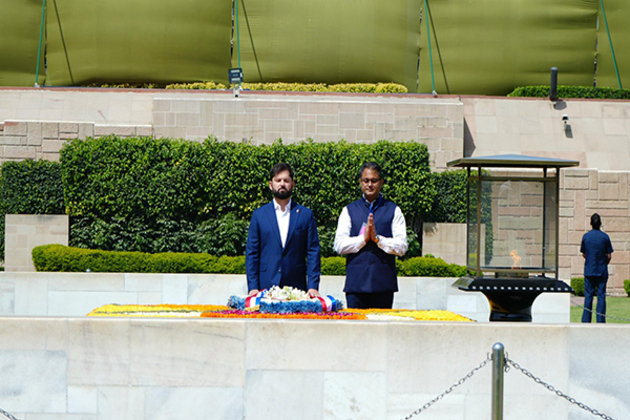Chile President pays homage to Mahatma Gandhi at Raj Ghat