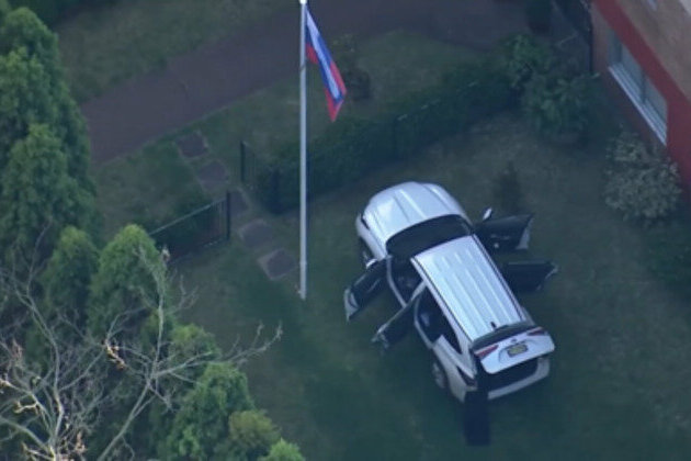Car rams into Russian consulate in Australia (VIDEO)