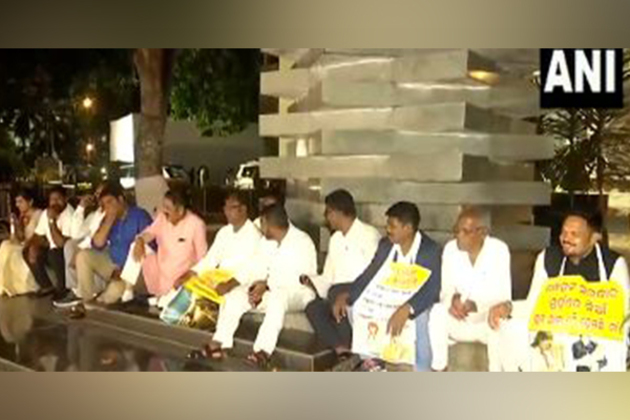 Odisha: Congress MLAs protest in assembly premises against 'rise' in crimes against women