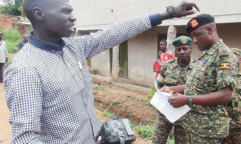Omuserikale asitudde ekintu kye baakoleredde okulowoozesa abantu nti bbomu. Omuserikale asitudde ekintu kye baakoleredde okulowoozesa abantu nti bbomu.