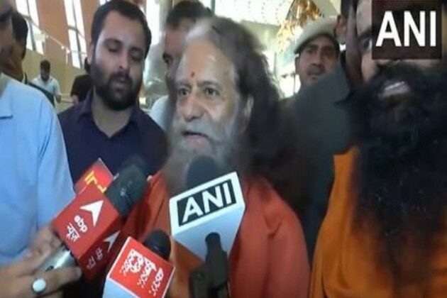 Swami Chidanand Saraswati, says "Sharia should be practiced inside house, but for nation it's Constitution"