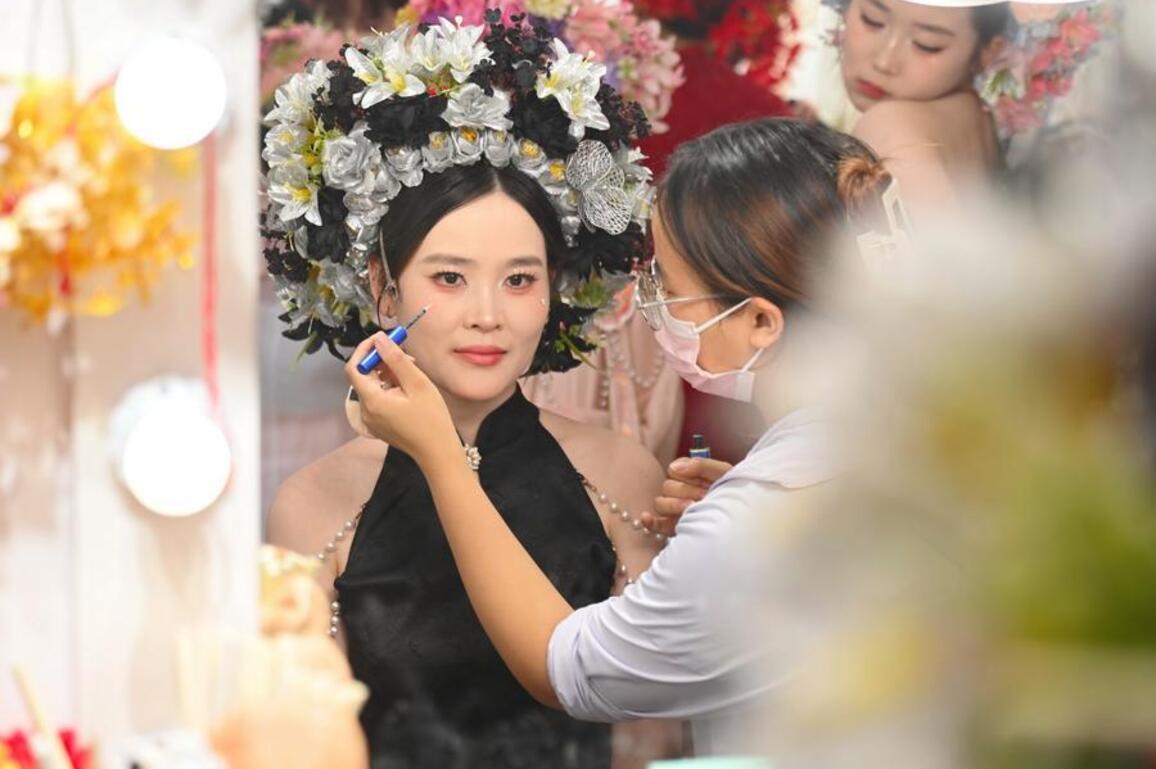 Update: China's service output up 5.4 pct in 2025